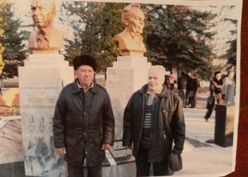 ГЕРОИ У СВОИХ БЮСТОВ