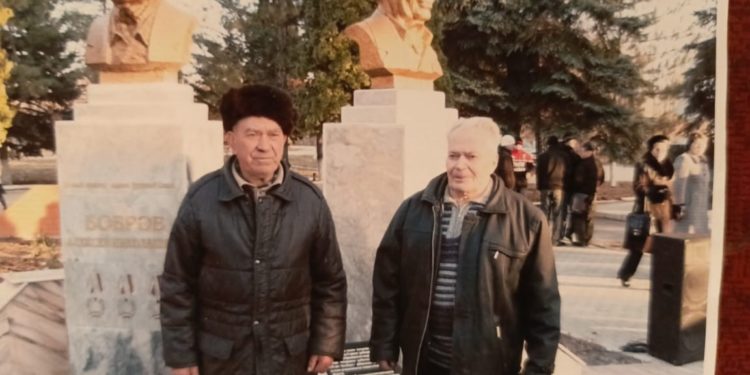 ГЕРОИ У СВОИХ БЮСТОВ