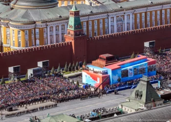 КТО И ЗАЧЕМ ДРАПИРУЕТ МАВЗОЛЕЙ