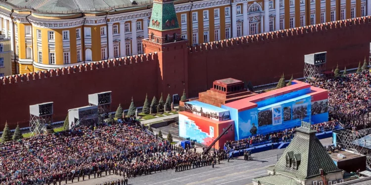 КТО И ЗАЧЕМ ДРАПИРУЕТ МАВЗОЛЕЙ