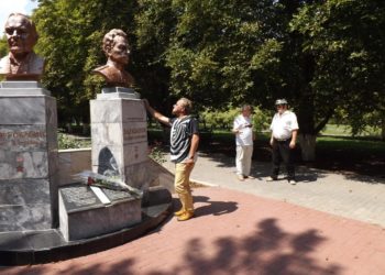 ВСТРЕТИЛСЯ С ДЕДУШКОЙ В БРОНЗЕ