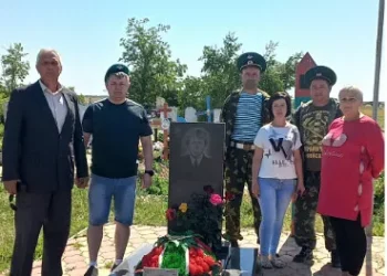 ВОЗЛОЖИЛИ ЦВЕТЫ