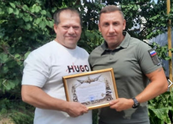ВРУЧИЛ БЛАГОДАРНОСТЬ