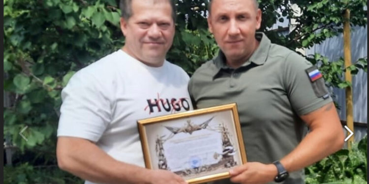 ВРУЧИЛ БЛАГОДАРНОСТЬ