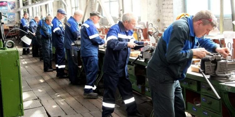 Сейчас в дефиците простые рабочие