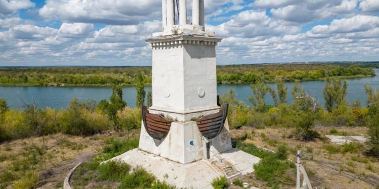 ОТРЕМОНТИРУЮТ  МАЯК