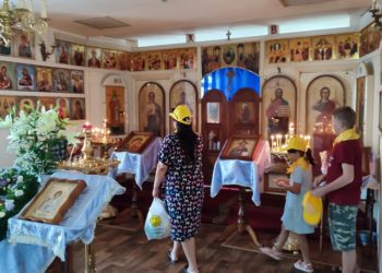 ПОСЕТИЛИ ХРАМ