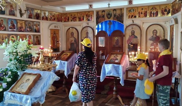 ПОСЕТИЛИ ХРАМ