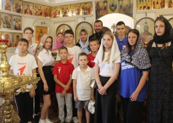 ПОСЕТИЛИ ХРАМ