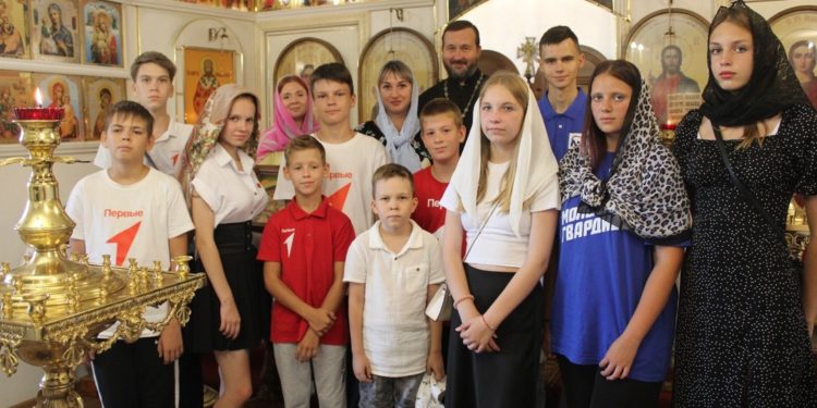 ПОСЕТИЛИ ХРАМ