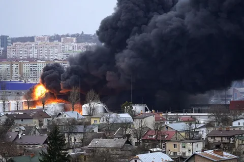 КИЕВ КОРЁЖИТ