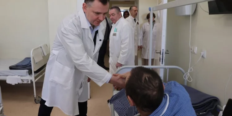 ПОСЕТИЛ ГОСПИТАЛЬ
