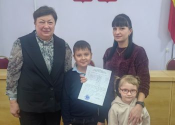 ВРУЧИЛА СВИДЕТЕЛЬСТВО