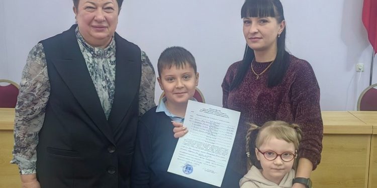 ВРУЧИЛА СВИДЕТЕЛЬСТВО
