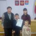 ВРУЧИЛА СВИДЕТЕЛЬСТВО