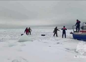 УНЕСЛО НА ЛЬДИНЕ