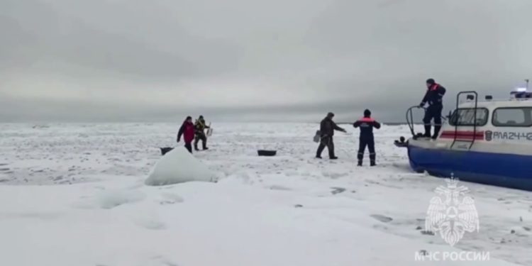 УНЕСЛО НА ЛЬДИНЕ
