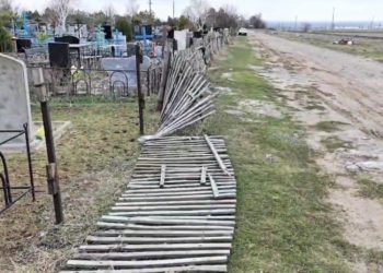 НА КЛАДБИЩЕ РУШИТСЯ ЗАБОР