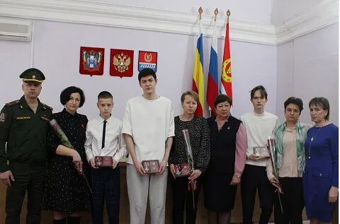 ВРУЧИЛИ НАГРАДЫ РОДСТВЕННИКАМ