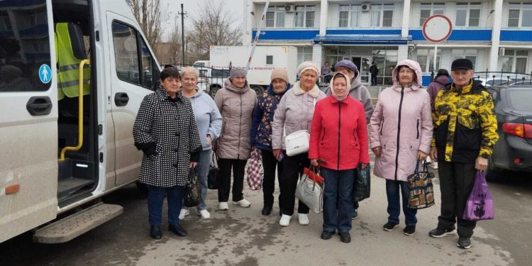 ОКАЗЫВАЮТ ПОМОЩЬ