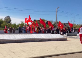 КОММУНИСТЫ ПОЧТИЛИ ПАМЯТЬ ГЕРОЕВ ВОЙНЫ