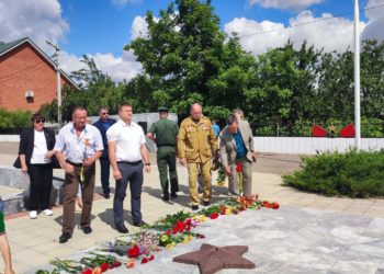 ПОЧТИЛИ ПАМЯТЬ И ВОЗЛОЖИЛИ ЦВЕТЫ
