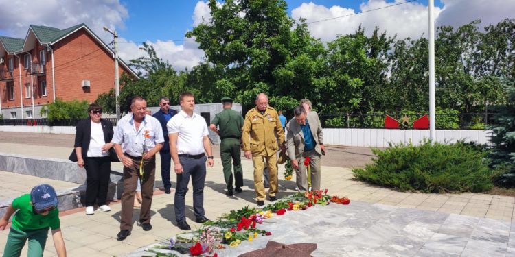 ПОЧТИЛИ ПАМЯТЬ И ВОЗЛОЖИЛИ ЦВЕТЫ