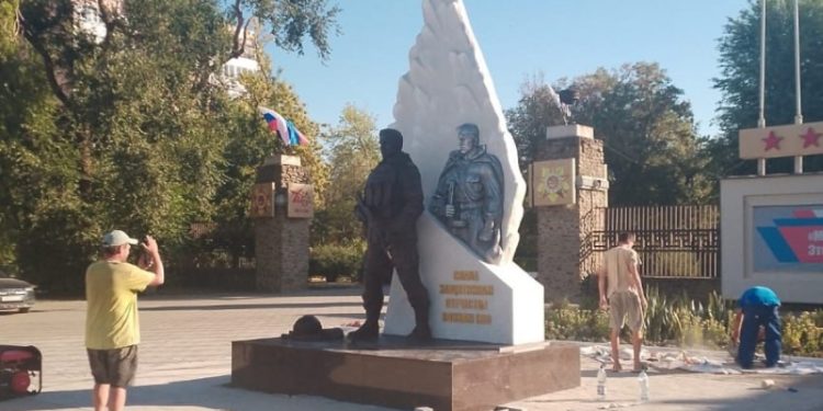УСТАНОВИЛИ ПАМЯТНИК
