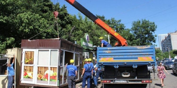 УБИРАЮТ ЛАРЬКИ