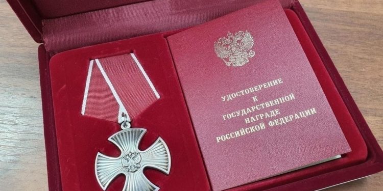 ПЕРЕДАЛИ НАГРАДЫ РОДНЫМ
