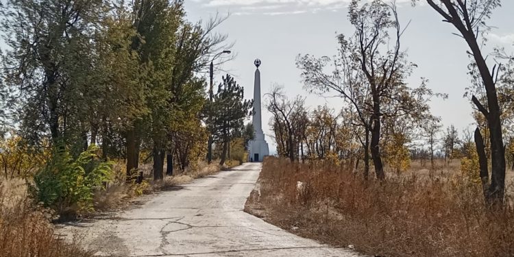 НАВЕДЁМ ПОРЯДОК У ОБЕЛИСКА