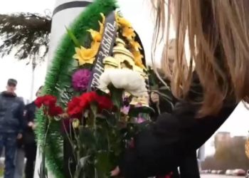 ВОЗЛОЖИЛИ ЦВЕТЫ