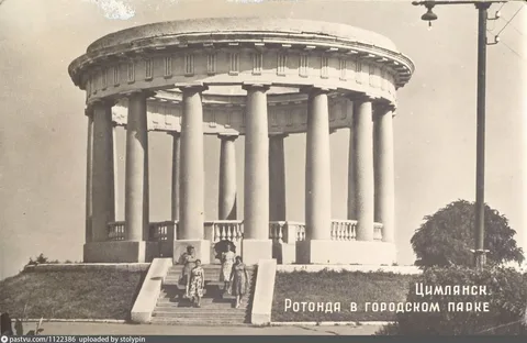 СТАЛИНСКАЯ РОТОНДА РАЗРУШАЕТСЯ