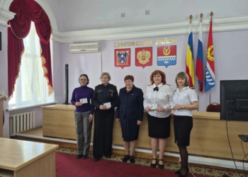 Сотрудникам рыбоохраны вручили значки ГТО.