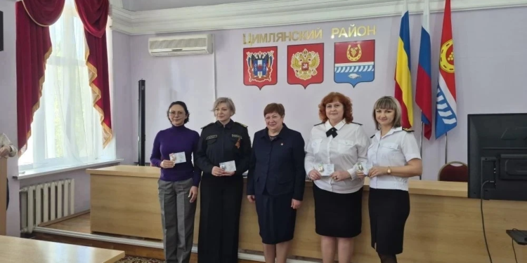 Сотрудникам рыбоохраны вручили значки ГТО.