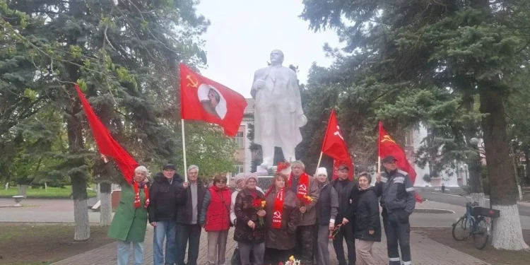 КОММУНИСТЫ ПОЧТИЛИ ПАМЯТЬ