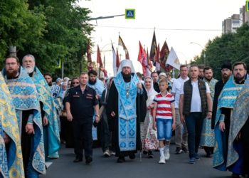 Мэр Владимира прошел крестным ходом мимо пустой заправки