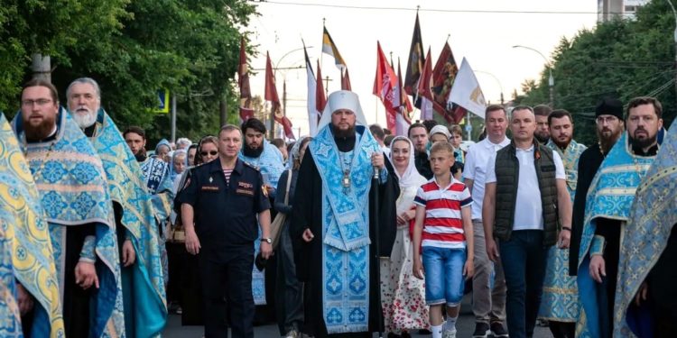 Мэр Владимира прошел крестным ходом мимо пустой заправки