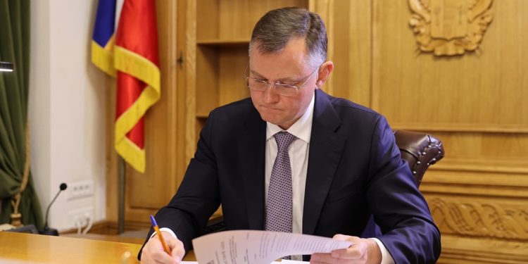 СЛЮСАРЬ НАЗНАЧИЛ ВРИО ГЛАВ